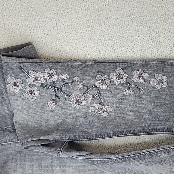 Artisan NY Embroidered Flower High-Rise Skinny Crop Ankle Jeans in Gray & Pink - Picture 13 of 17
